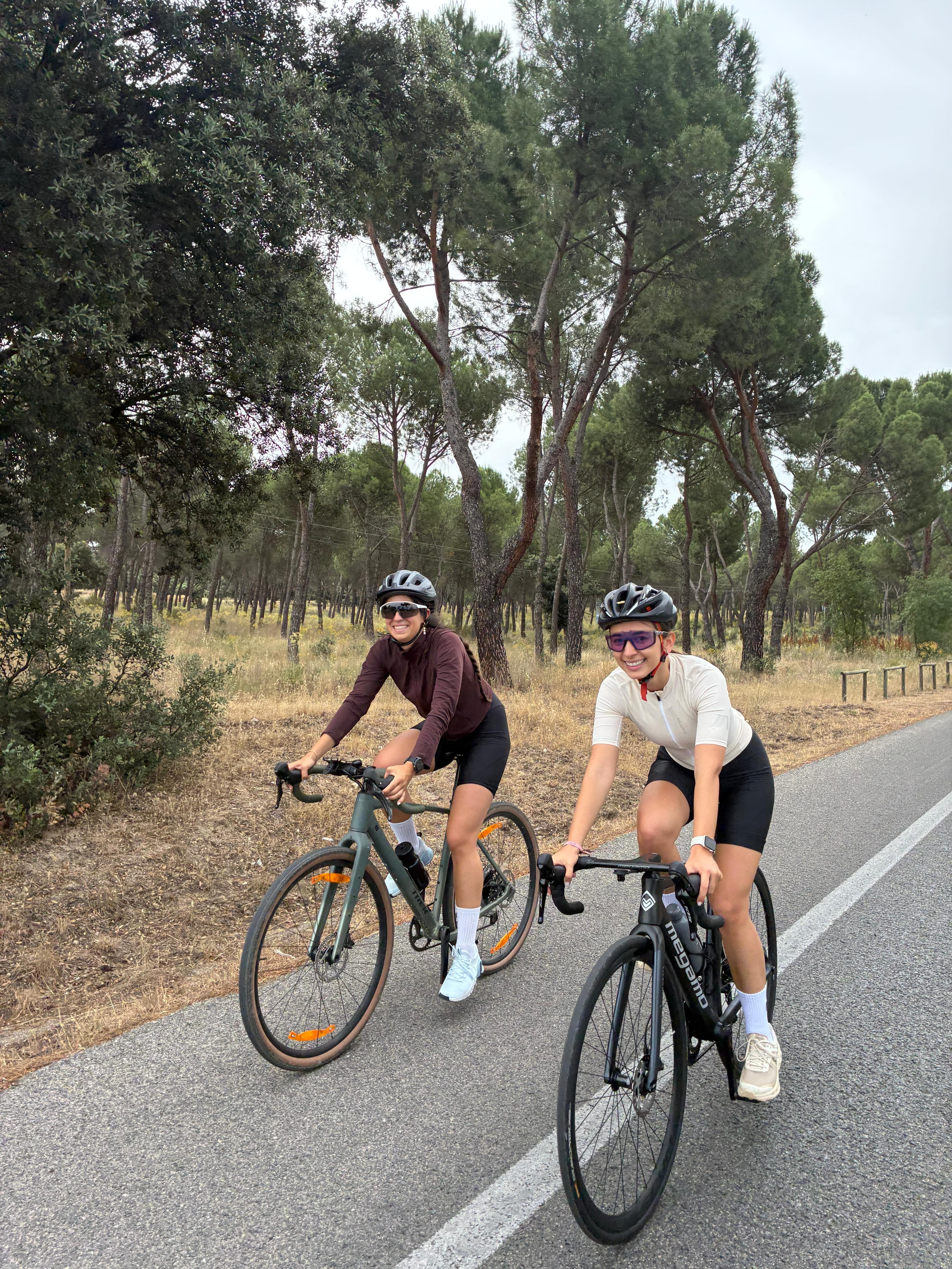 Dos ciclistas en ruta
