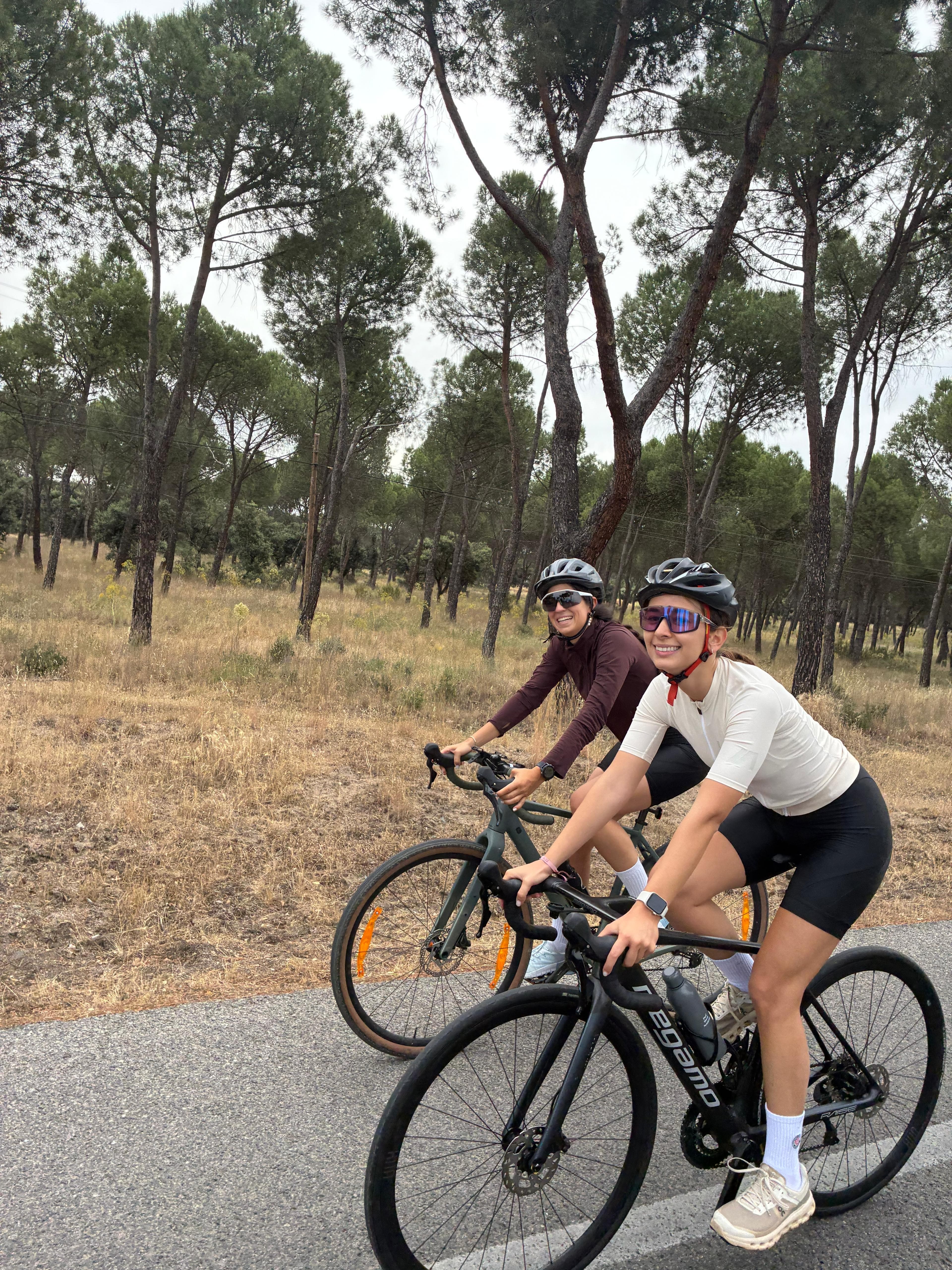 Ciclistas compartiendo carretera